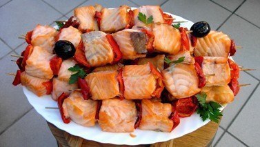 Шашлык из лосося 105 ккал на 100 гр.Ингредиенты:Филе лосося – 800 гр.Соевый соус – 4 ст. ложкиМед – ...