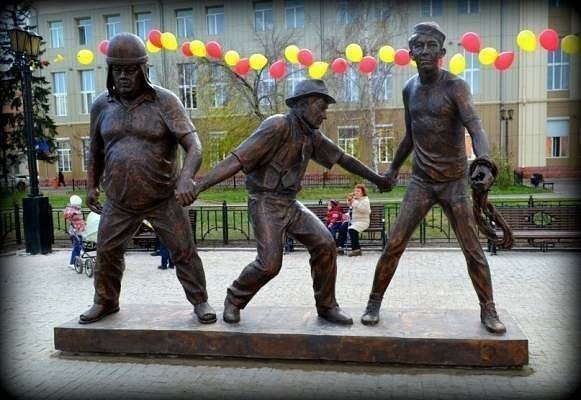 Памятник замечательным актерам. Лайк, кто помнит эту троицу!