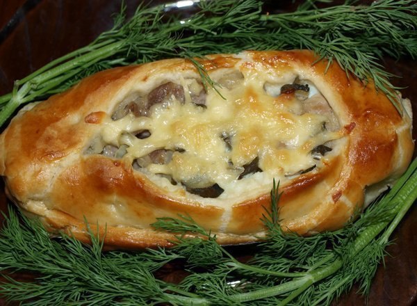 Лодочки из слоеного теста с картофелем, мясом и огурчиками.Ингредиенты:картофель - 1 кг.мясо ...