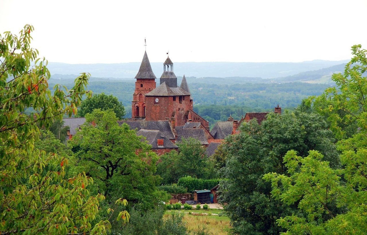 Ля село. Замок с красной крышей. Замок с красной крышей на острове. Limousin Франция. Живописная Франция.