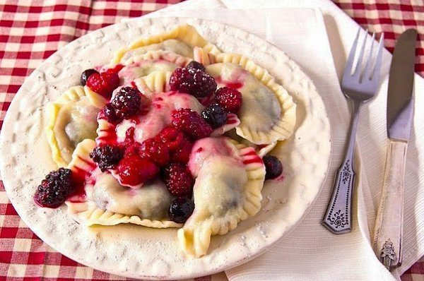 Научитесь лепить вкуснейшие сладкие вареники в мире! Ингредиенты: Для теста: 3 стакана муки 2 яйца ...