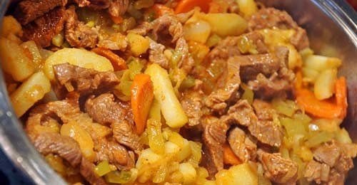 Азу.Ингредиенты:говядина или курица - 400 гр.;соленые огурцы - 5-6 шт..;луковица - 1 шт.;сметана ...