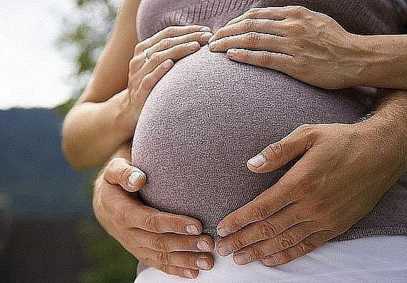 выбирал мальчишка розу осторожно, Так, чтоб остальные не помять, Продавщица глянула тревожно: ...