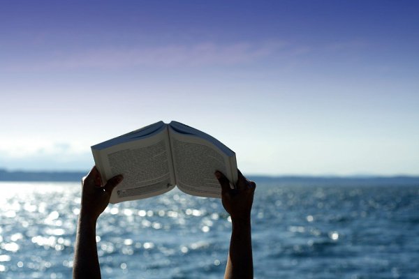Читать — это как думать, молиться, говорить с другом, выражать свои мысли, выслушивать идеи других, ...