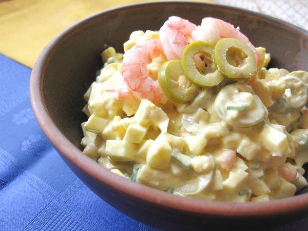 Яичный салат с креветками и оливками.Ингредиенты:• 4 сваренных вкрутую яйца• 100 г очищенных ...