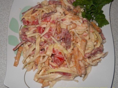 Салат с капустой, колбасой и сухариками.Ингредиенты:500 г белокочанной или пекинской капусты3 ...