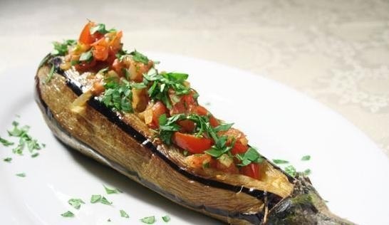 Мясо с баклажанами.фарш телячий - 800 гбаклажаны - 10 шт.помидоры - 2 шт.перец сладкий - 2 шт.лук ...
