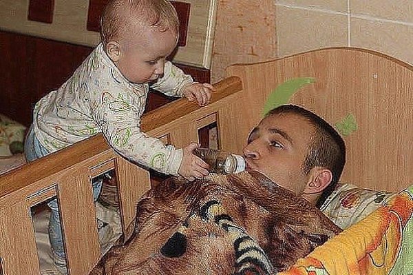 - Чё...фигово ?А на фига столько пил.. Ещё и в мою кроватку залез...Ладно.. пока мамка на кухне, ...