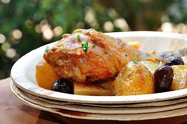Курица в вине с оливками и молодой картошкой.На три куриные четверти необходимы:Картофель — 3–6 шт. ...