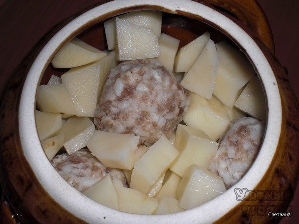 Фрикадельки с картошкой и грибами под сыром.Ингредиенты:- картошку 2 шт.- фрикадельки 3 шт.- ...