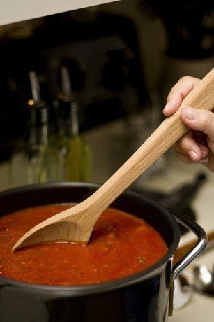 Соус маринара. Ингредиенты для 4 порций: Масло оливковое 1 столовая ложка Лук репчатый 1 головка ...