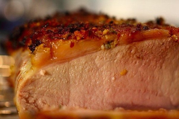 Свинина с ароматной корочкой.Ингредиенты:Мясо свиное 1 кг;Лимон 1 шт;Розмарин 1 ветка;Соль (морская) ...