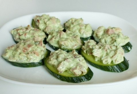 Закуска из копченой курицы на огурцах. Ингредиенты огурцы крупные — 2 шт.копченые куриные бедра — 4 ...