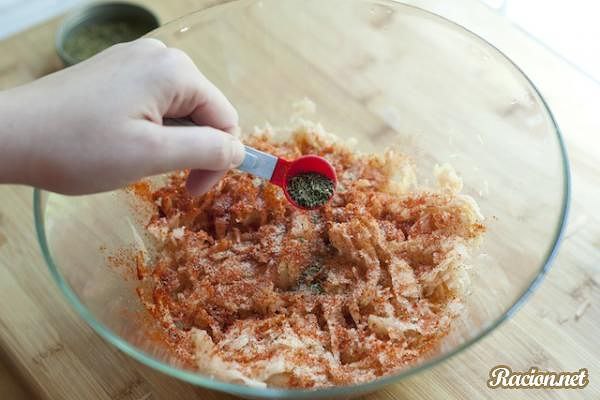 Драники картофельные.Ингредиенты:Картофель — 455 гСоль — 1 ч. л.Паприка молотая — 1 ч. л.Чеснок, ... - 3