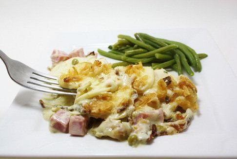 Запеченная картошка с сыром и ветчиной.Ингредиенты:Куриный бульон — 100 мл Сметана — 100 гХаварти — ...