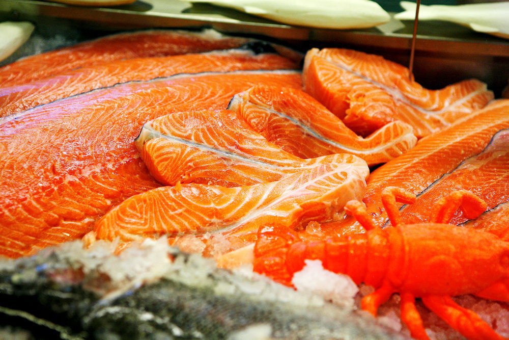 Интернет магазин рыбы. Красная рыба в магазине. Рыба с фруктами. Рыба в Германии.