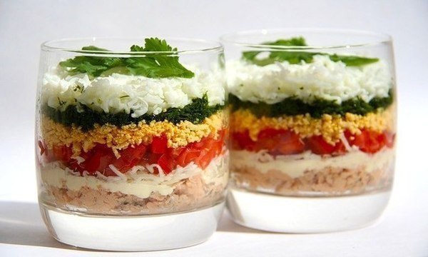 Легкий слоеный салат.На 1 порцию:1 тертый огурецКусочек отварной кур. грудки1 помидор, очищенный от ...