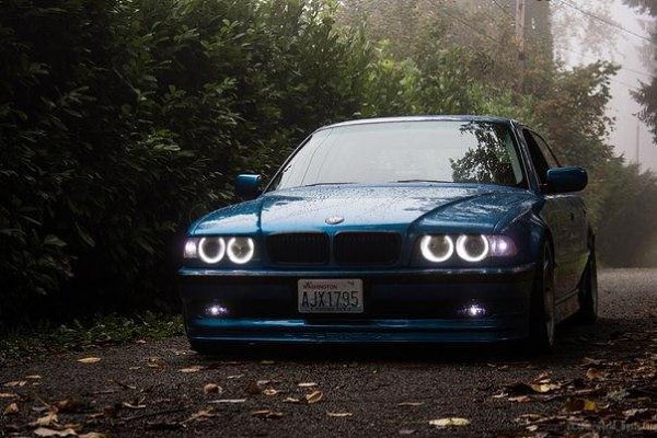 BMW 750iL (E38).