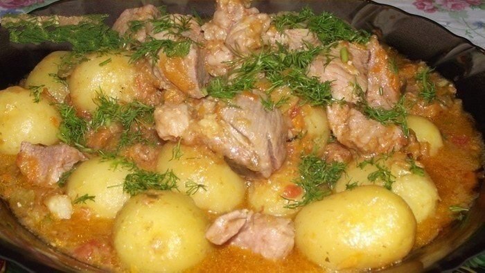 Мясо с овощами и молодым картофелем.Ингредиенты:-Мясо (у меня свинина не жирная)-1 кг-Кабачок-500 ...