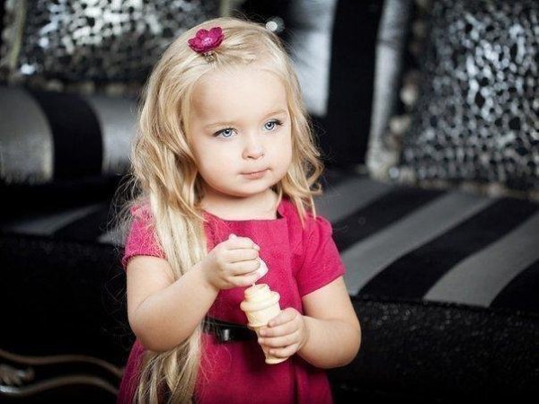Мама спит - она устала... Это я ее достала! Я не буду унывать... Пойду папу доставать.