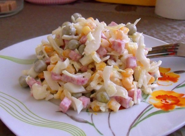 Вкусный салатик! Ингредиенты: -кукуруза - 1 банка, -горошек - 1 банка, -колбаса варено-копченая - ...
