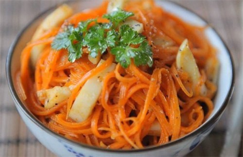 Салат морковный с кальмарами.Салат рассчитан на 5 порций.Калорийность 1 порции составляет – 90 ккал. ...