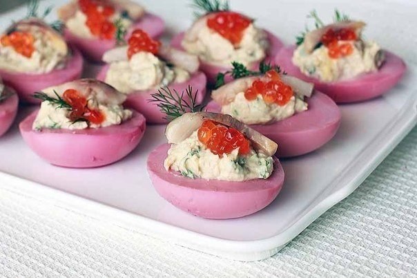 Яйца, фаршированные сельдью.Ингредиенты:5 яиц (10 половинок)1 вареная свекла (средняя)1 филе ...