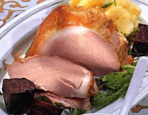 Свиной окорок с картофельно-лимонным пюре.Ингредиенты:1,5 кг варено-копченого окорока8 небольших ...