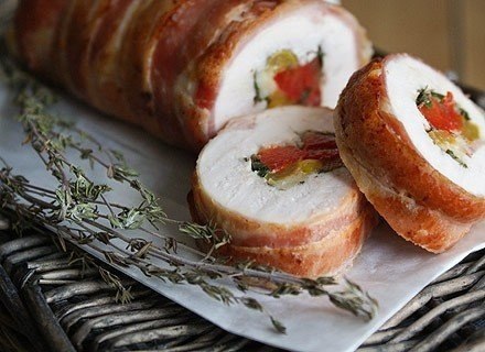 Куриный рулет с перцем.Необыкновенно вкусный куриный рулет с начинкой из бекона, сыра и сладкого ...