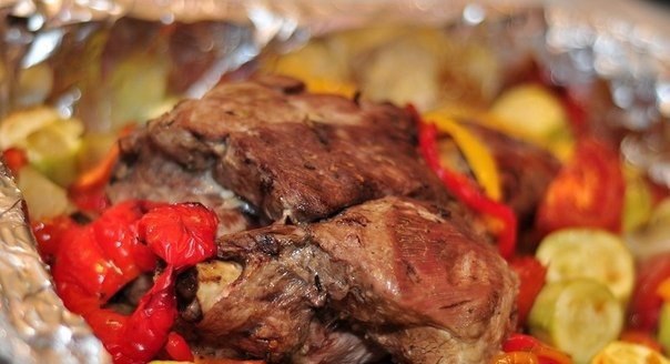 Жареная баранья нога с овощами.115 ккал на 100 гНога баранья 2 кгЛук-порей 6 штукМолодой картофель ...