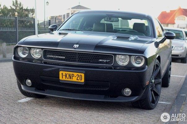 Dodge Challenger SRT-8 - 4