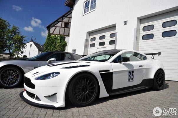Aston Martin V12 Vantage S GT4