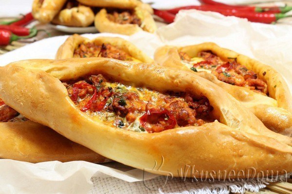 Пицца турецкая — Pide с мясом и с сыром.Ингредиенты:яйца – 4-5 шт.;йогурт натуральный или сметана – ...