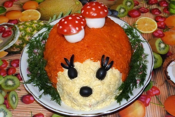 Салат «Ёжик».Продукты: 400 г куриной печени, 4 вареных яйца, 150 г твердого сыра, 3 вареных моркови, ...