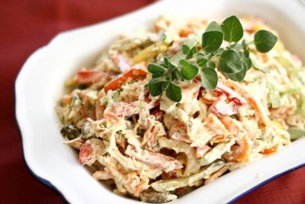 Салат с куриным филе, сыром и орехами.196 ккал на 100 гКуриное филе 500 гШампиньоны 300 гСыр твердый ...