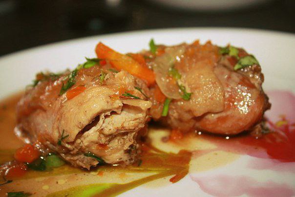 Тушеная курочка, очень вкусно! Ингредиенты: - 1 курица - 2 моркови - 3 помидора - 6 картофелин - 3 ...