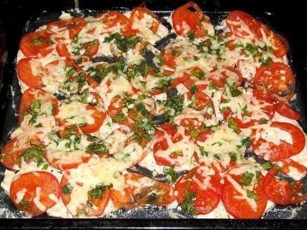 Куриное филе, запечённое с помидорами.Ингредиенты:- 1 кг куриных грудок без костей (филе)- 0,5 кг ...