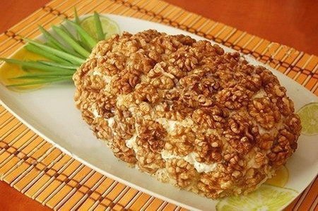 Салат с курицей и ананасами.Ингредиенты:одно филе курицы,200 грамм консервированных ананасов,один ...