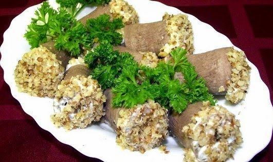 Закуска из языка с начинкой.Ингредиенты:400 гр языка1 репчатый лук150 гр шампиньонов100 гр нежирной ...