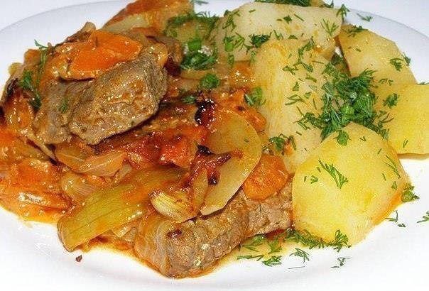 Жаркое по-домашнему.Ингредиенты:-500 гр - мясо-1 шт - лук репчатый-1 шт - морковь-1 шт - перец ...