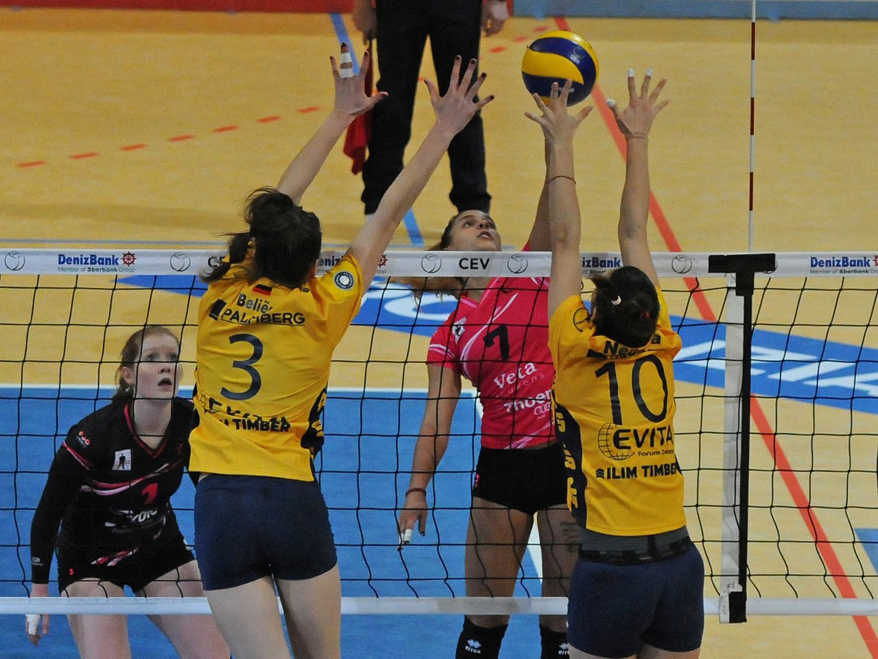 2015 CEV Volleyball Challenge Cup - Women SCHWERINER SC vs VC OUDEGEM - 6