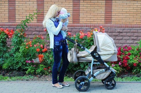 Иду по улице... Лето... Все девчонки на каблуках... - такие шикарные! А я в балетках и с коляской... ...