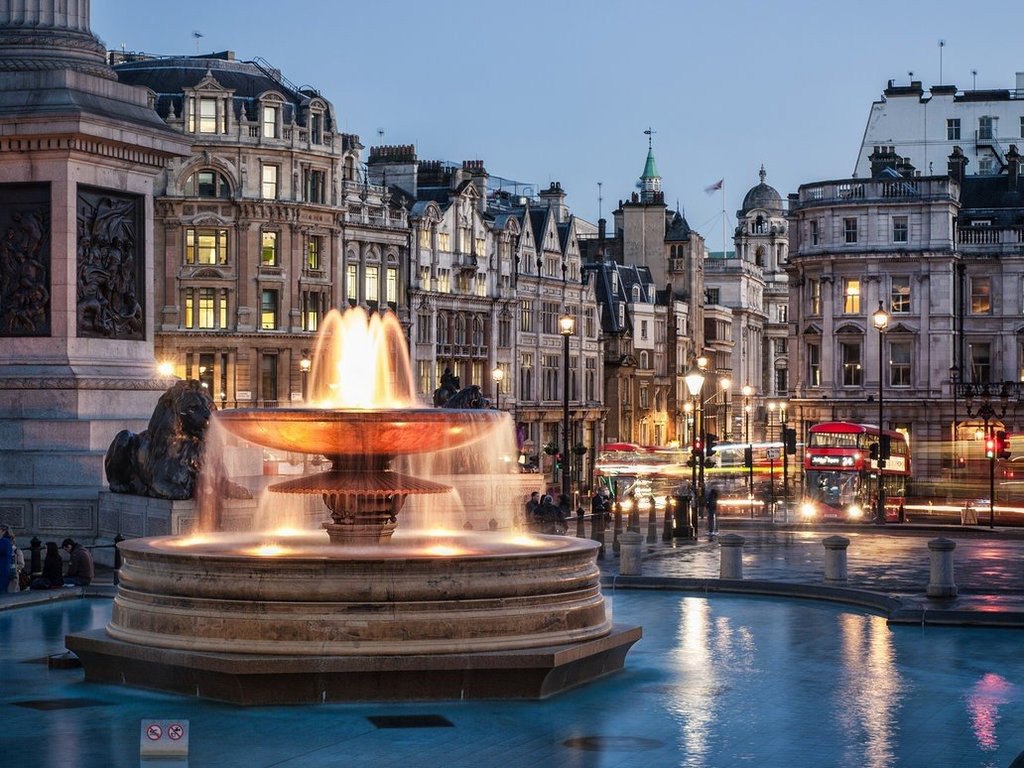 In the middle of trafalgar square. Трафальгарская площадь в Лондоне. Трафальгар сквер Лондон. London Трафальгарская площадь. Трафагельская площадь.