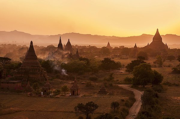 Вечер среди руин. Ayeyarwady River, Мьянма