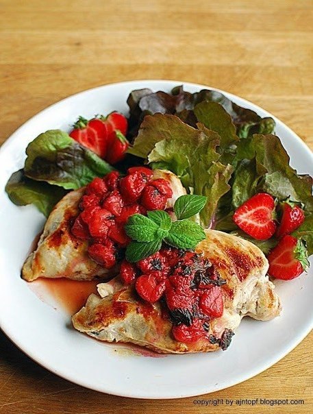 Курица-гриль с ягодным соусом.Ингредиенты:2 куриных грудки200 г клубники2 столовых ложки ...