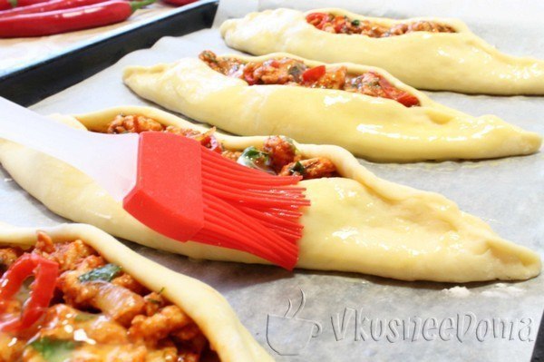 Пицца турецкая — Pide с мясом и с сыром.Ингредиенты:яйца – 4-5 шт.;йогурт натуральный или сметана – ... - 3