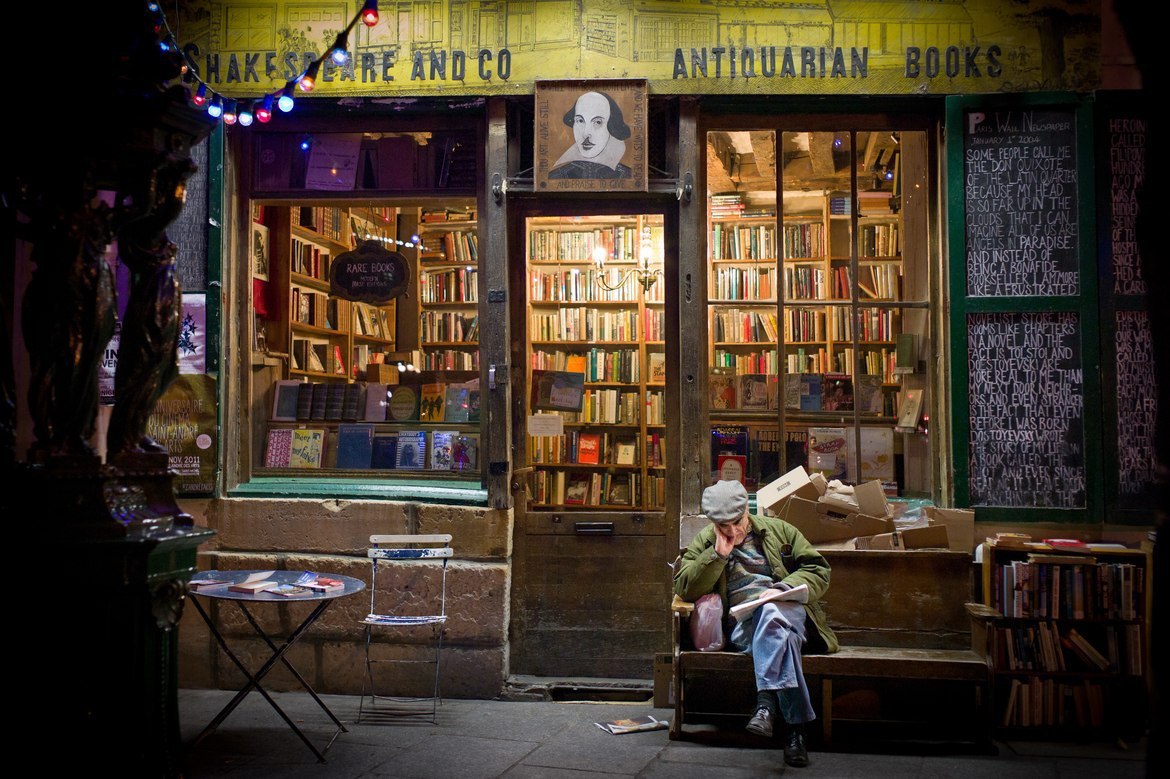 Душный магазинчик. Shakespeare and co, Париж, Франция. Маленький книжный магазинчик. Старинный книжный магазинчик. Витрина книжного магазина.
