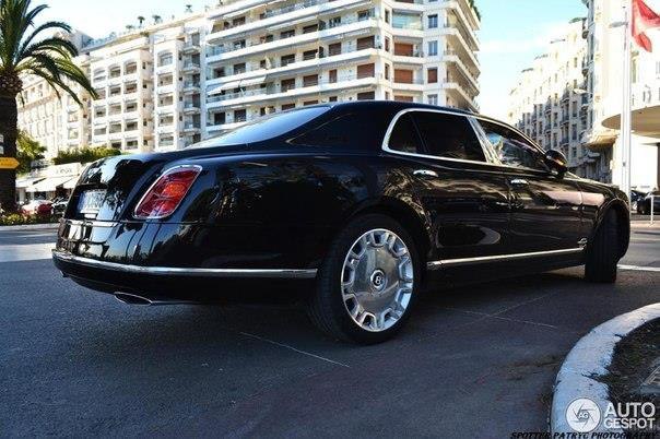 Bentley Mulsanne.   V8 (6750 )  512 ..  4200 /  ... - 5