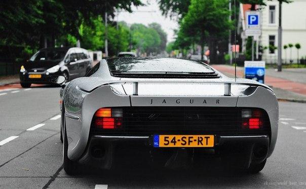 Jaguar XJ220