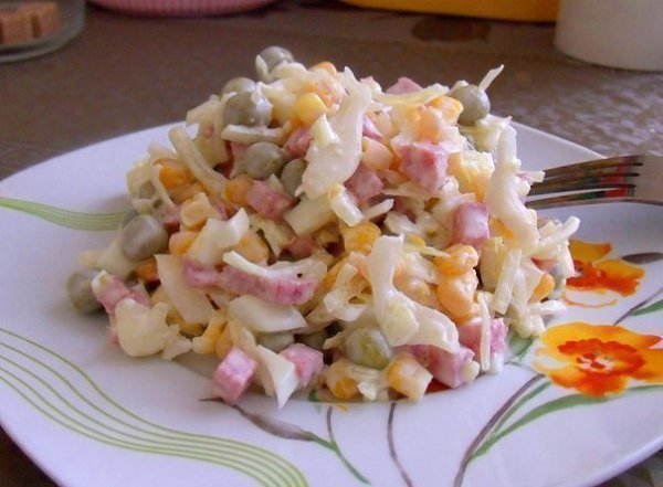 Вкусный салатик! Ингредиенты: -кукуруза - 1 банка, -горошек - 1 банка, -колбаса варено-копченая - ...